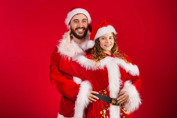 Brasilianska Par Klädda Julkläder Jultomten Kramas Kyss — Stockfoto