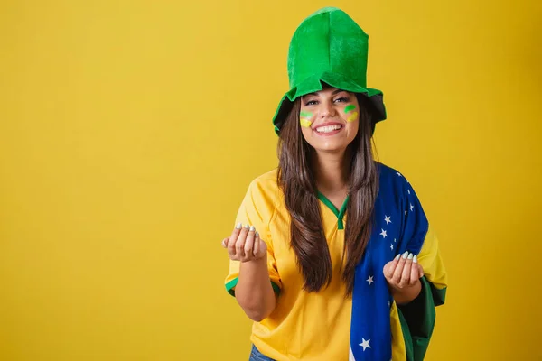 ブラジルの女性サポーター ワールドカップ2022 彼女の手で呼び出します ブラジルの旗と帽子を身に着けています — ストック写真