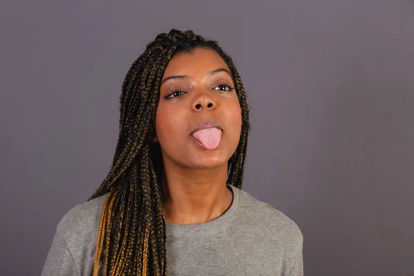 Jovem Afro Brasileira Foto Close Mostrando Expressão Facial Mostrando Língua — Fotografia de Stock