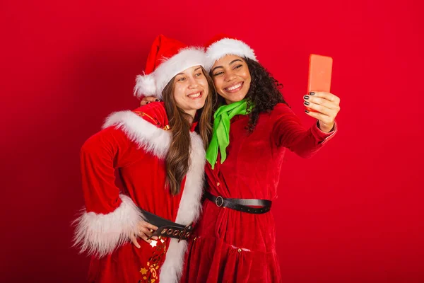 Бразильські Жінки Друзі Різдвяним Одягом Санта Клаус Мир Любов Позиції — стокове фото