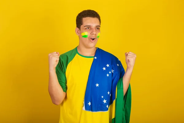 Mladý Brazilský Fotbalový Fanoušek Oblečený Zelené Křičící Gól Brazilskou Vlajkou — Stock fotografie