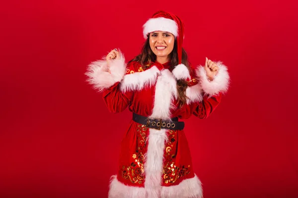 クリスマス服を着たブラジル人女性 サンタクロース — ストック写真