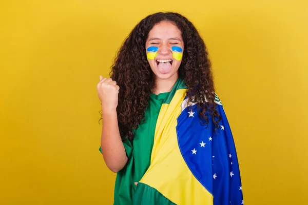 Бразильська Кавказька Дівчина Футбольний Фанат Посміхається Кричить Святкує Святкує Святкує — стокове фото