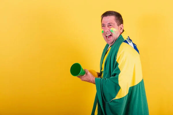 Dorosły Mężczyzna Fan Piłki Nożnej Brazylii Używając Flagi Klaksonem Robiącym — Zdjęcie stockowe