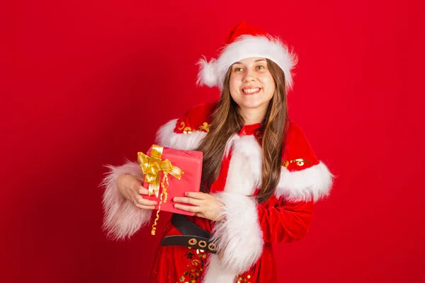 クリスマス服のブラジル人女性 サンタクロース 赤いギフトを持って — ストック写真