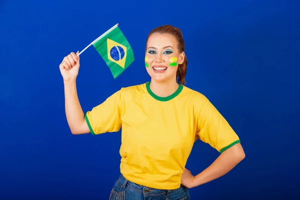 Fehér Vörös Hajú Brazil Fociszurkoló Brazil Kék Háttér Lengő Zászló — Stock Fotó