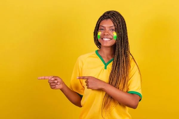 Μαύρη Γυναίκα Νεαρή Βραζιλιάνα Ποδοσφαιρόφιλη Δείχνοντας Αριστερά Χαμογελώντας Φωτογραφία Δημοσιότητας — Φωτογραφία Αρχείου