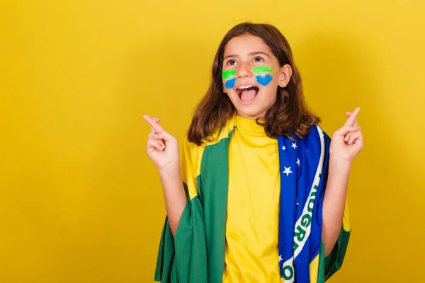 Futebol Infantil Caucasiano Brasileiro Dedos Cruzados Aplaudindo Desejando Esperançoso Copa — Fotografia de Stock
