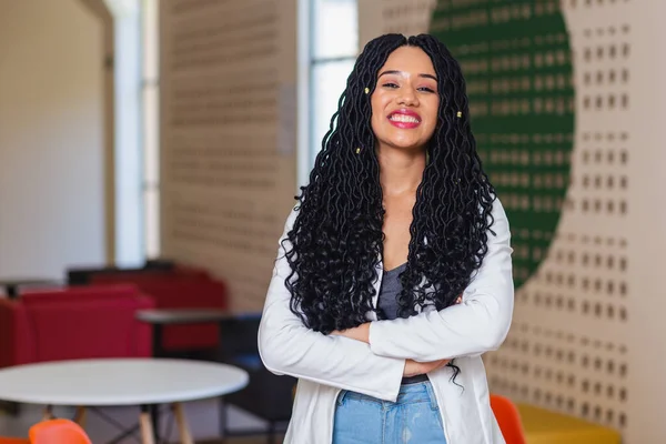 Jonge Zwarte Vrouw Braziliaans Universiteit Student College Hal Glimlachen Gekleed — Stockfoto