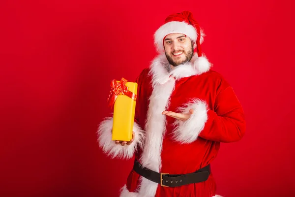 Běloch Brazilec Oblečený Vánočních Šatů Santa Claus Drží Žlutý Dárek — Stock fotografie