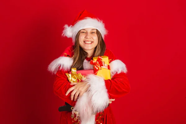 Καυκάσια Βραζιλιάνα Χριστουγεννιάτικα Ρούχα Άγιος Βασίλης Αγκαλιάζοντας Δύο Δώρα — Φωτογραφία Αρχείου