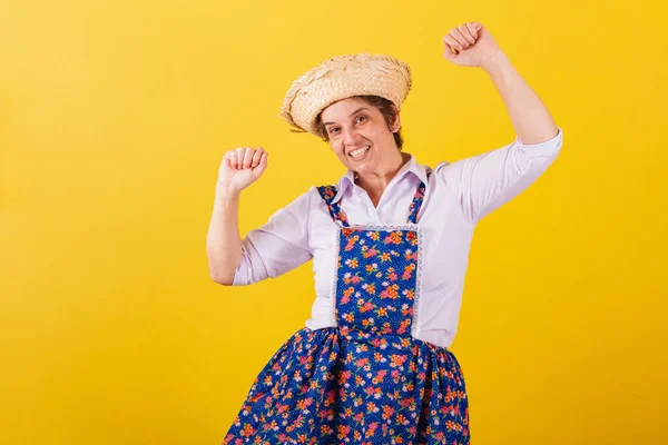 Dojrzała Kobieta Ubrana Typowe Ubrania Festa Junina Taniec Imprezowanie Radość — Zdjęcie stockowe