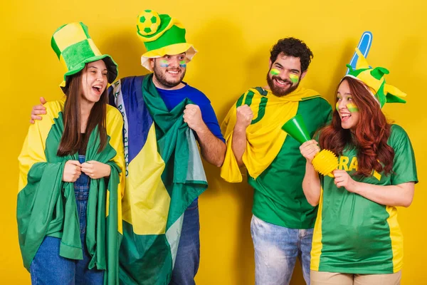Groep Vrienden Voetbalfans Uit Brazilië Met Behulp Van Braziliaanse Vlag — Stockfoto