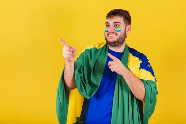 Βραζιλιάνος Καυκάσιος Οπαδός Του Ποδοσφαίρου Από Βραζιλία Δείχνοντας Δείκτη Κάτι — Φωτογραφία Αρχείου