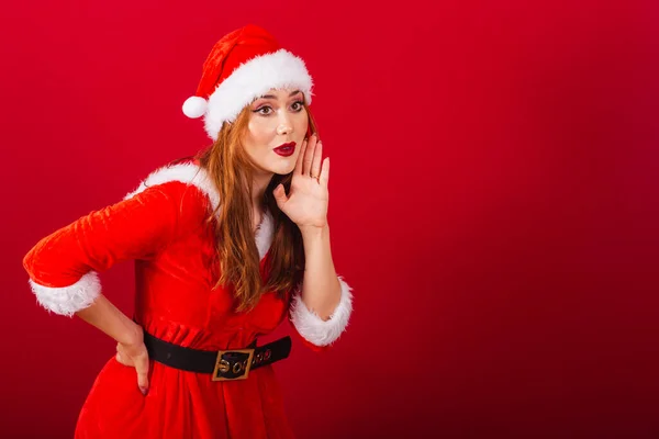 Mooie Braziliaanse Roodharige Vrouw Gekleed Kerstkleding Santa Claus Schreeuwende Promotie — Stockfoto