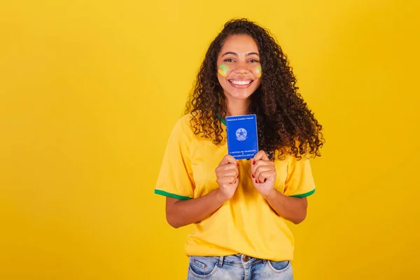 Jovem Negra Brasileira Futebol Titular Cartão Trabalho Uma Segurança Social — Fotografia de Stock