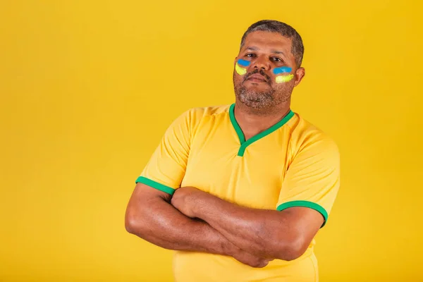 Brezilyalı Siyah Bir Adam Brezilyalı Bir Futbol Taraftarı Kollar Çapraz — Stok fotoğraf