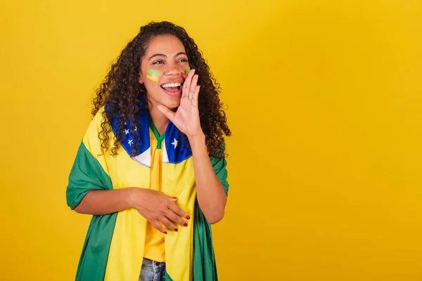Genç Siyah Brezilyalı Kadın Futbol Fanatiği Terfi Diye Bağırmak Duyurmak — Stok fotoğraf