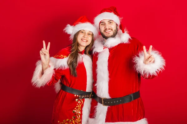 Braziliaans Koppel Met Kerstkleding Kerstman Teken Van Vrede Liefde — Stockfoto
