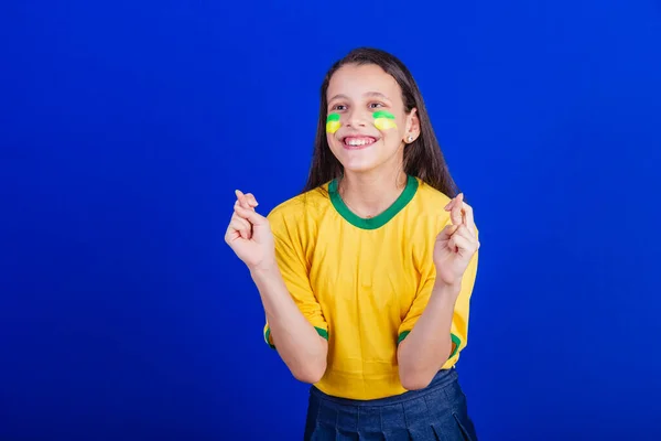Молодая Девушка Футбольный Фанат Бразилии Скрестим Пальцы Повезет Пожелаем Поприветствуем — стоковое фото