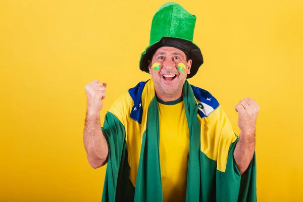 Homem Adulto Futebol Brasil Vestindo Bandeira Chapéu Comemorando — Fotografia de Stock