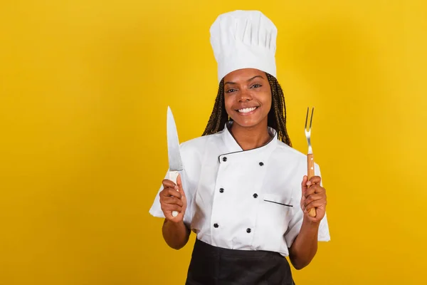 Young Afro Brazilian Woman Chef Cook Holding Knife Fork Barbecue — Stock Photo, Image