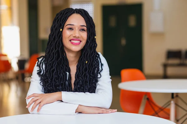 Jonge Zwarte Vrouw Braziliaan Universiteitsstudent Collegezaal Glimlachend Gekleed Het Wit — Stockfoto