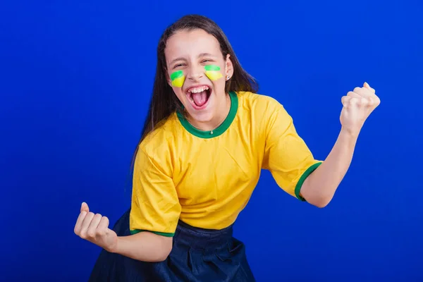 ブラジルのサッカーファンの少女です 叫びのゴール — ストック写真