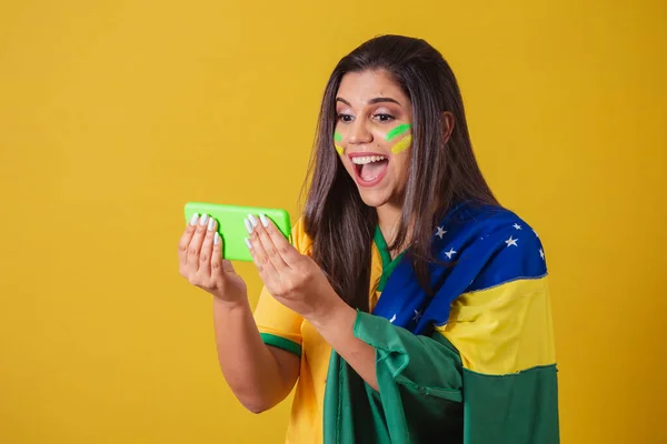 Vrouwelijke Supporter Van Brazilië Wereldbeker 2022 Voetbalkampioenschap Voetbalwedstrijd Kijken Mobiele — Stockfoto