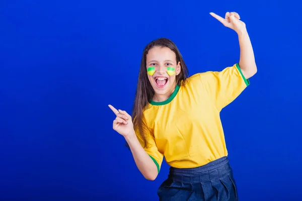 Юна Дівчина Футбольний Фанат Бразилії Танець Вказівний Палець — стокове фото