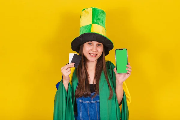 Kobieta Brazylijski Fan Piłki Nożnej Posiadający Kartę Kredytową Komórkę Aplikacje — Zdjęcie stockowe