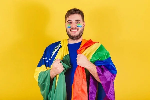 Brasiliansk Kaukasisk Man Fotbollsfan Från Brasilien Med Hbt Flagga Jämställdhetsbegreppet — Stockfoto