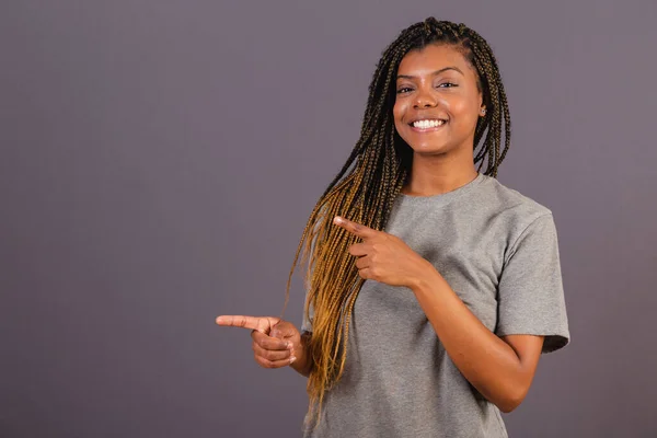 年轻的非洲裔巴西女人 手指指向左边 照片为广告 — 图库照片