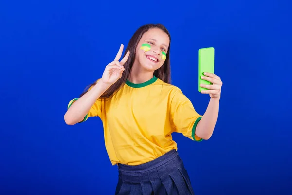 Jong Meisje Voetbalfan Uit Brazilië Mobieltje Vasthouden Selfie Zelfportret Een — Stockfoto