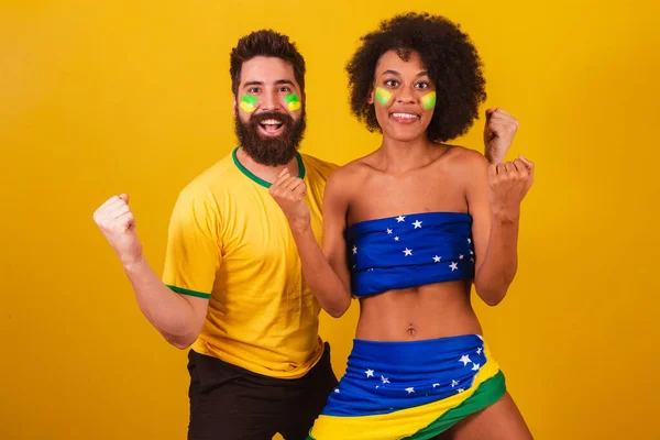 Pareja Aficionados Brasileños Fútbol Vestidos Con Los Colores Brasil Mujer — Foto de Stock