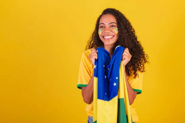 Czarna Brazylijka Fanka Piłki Nożnej Brazylijską Flagą Wibrujący Uśmiech — Zdjęcie stockowe