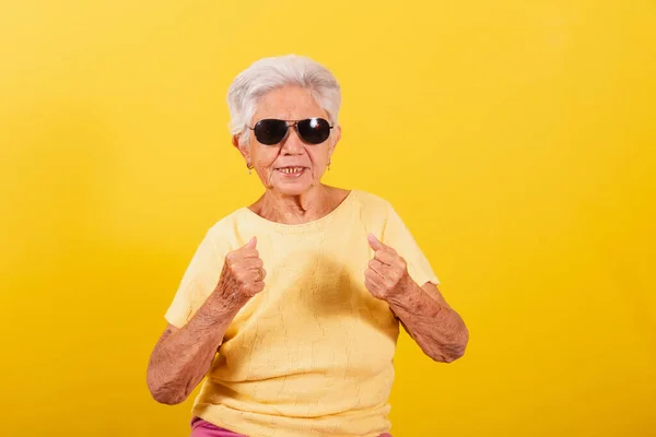 Yaşlı Kadın Güneş Gözlüğü Takıyor Harika Kutlama Parti Vibratör Evet — Stok fotoğraf