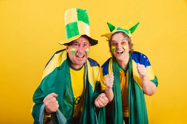 Para Dorosłych Fan Piłki Nożnej Brazylii Noszący Flagę Kapelusz Krzyczący — Zdjęcie stockowe