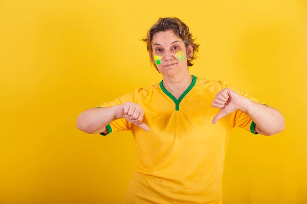 Dospělý Dospělý Žena Brazilský Fotbalový Fanoušek Nechutné Znamení Negativní Špatné — Stock fotografie
