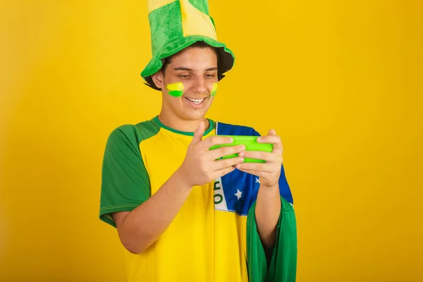 Joven Aficionado Fútbol Brasileño Vestido Verde Usando Teléfono Inteligente Celular —  Fotos de Stock