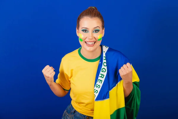 Mulher Branca Ruiva Brasil Futebol Brasileiro Fundo Azul Vestindo Bandeira — Fotografia de Stock
