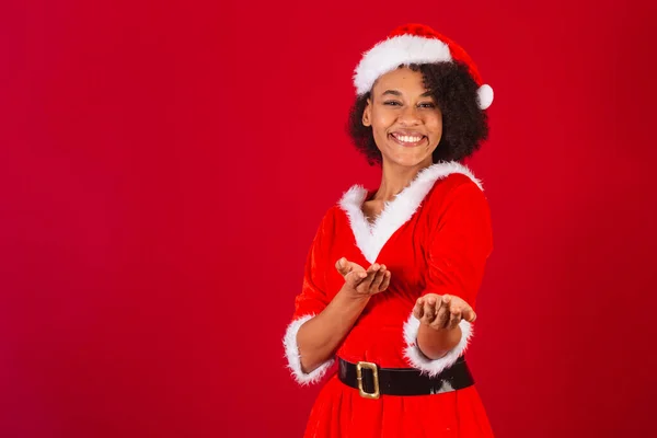 Mooie Zwarte Braziliaanse Vrouw Verkleed Als Kerstman Mama Claus Roeping — Stockfoto