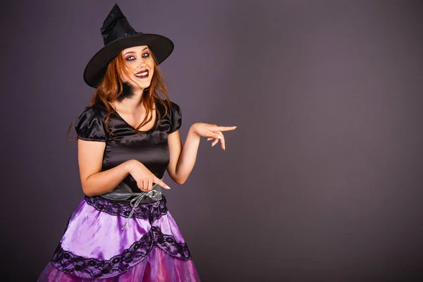 Répétition Halloween Femme Caucasienne Costume Sorcière Présenter Quelque Chose Avec — Photo