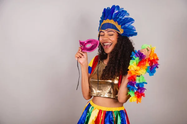 Schöne Schwarze Brasilianerin Mit Frevo Kleidung Karneval Karnevalsfedern Kopfbedeckung Mit — Stockfoto