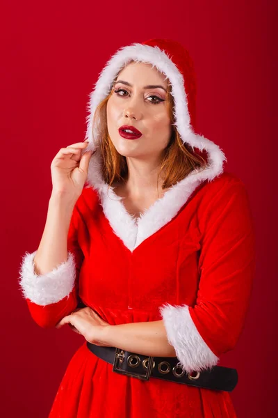 美丽的巴西红头发女人 穿着圣诞服装 圣诞老人 戴帽子 — 图库照片