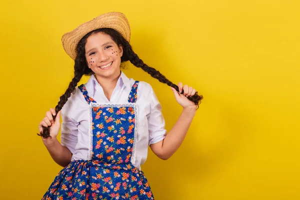 Dívka Typickém Oblečení Pro Festa Junina Drží Copánky Usmívá Festival — Stock fotografie