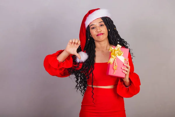 Mulher Negra Brasileira Vestindo Roupas Natal Feliz Natal Sorrindo Segurando — Fotografia de Stock
