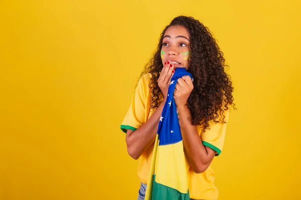 Czarna Brazylijka Fanka Piłki Nożnej Brazylijską Flagą Niespokojny — Zdjęcie stockowe