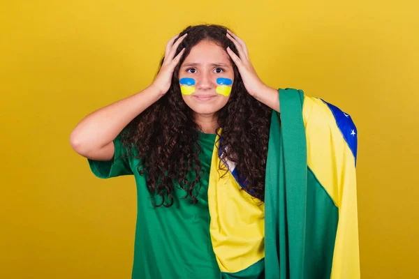 Brazil Lány Kaukázusi Focirajongó Aggódó Nyugtalan Bizonytalan Kezeket Tarkóra — Stock Fotó