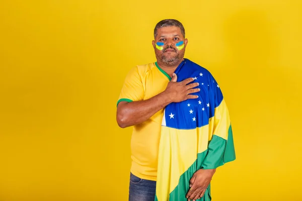 Homme Noir Brésilien Fan Football Brésilien Avec Main Sur Poitrine — Photo